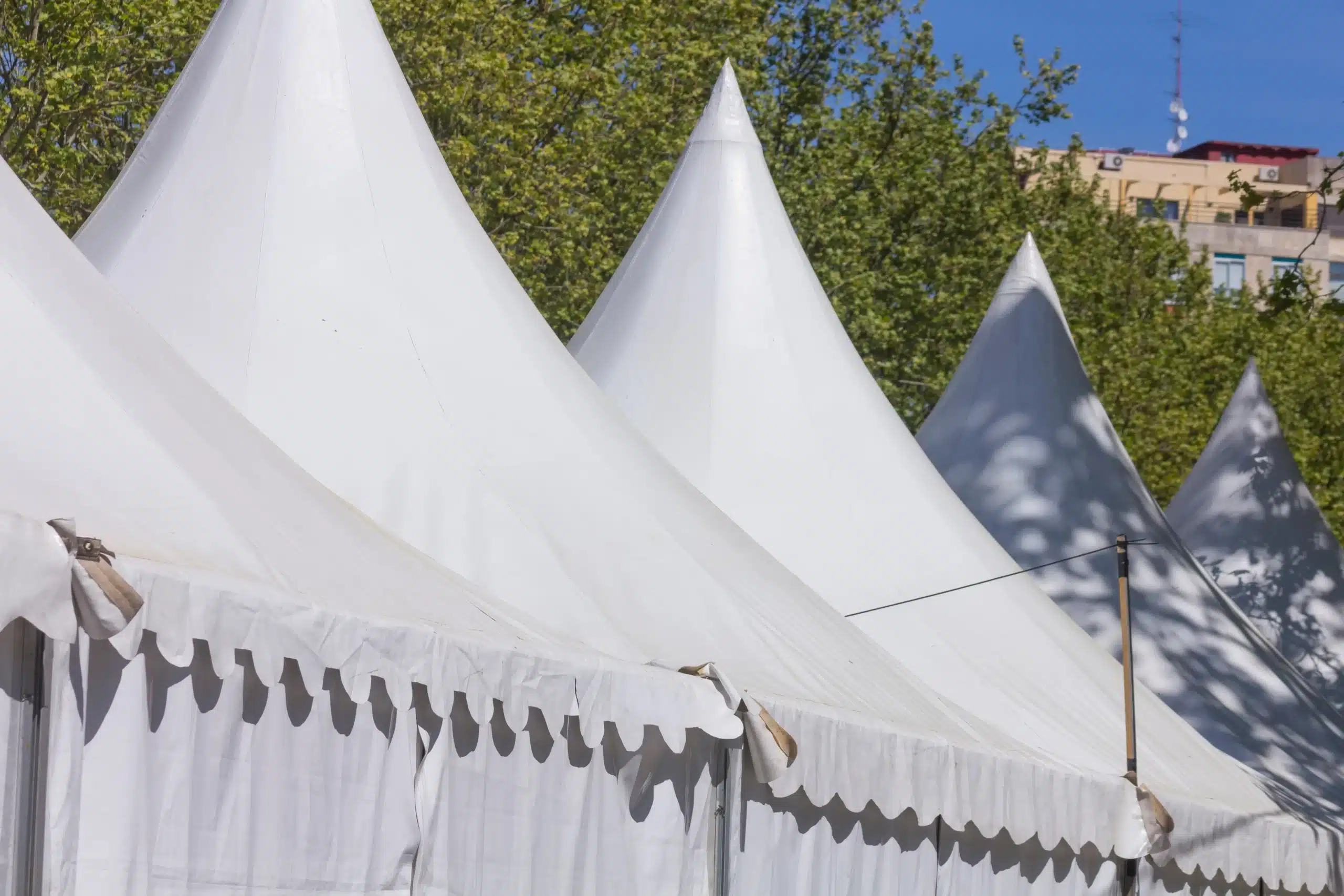 Toits de chapiteaux événementiel en pointe