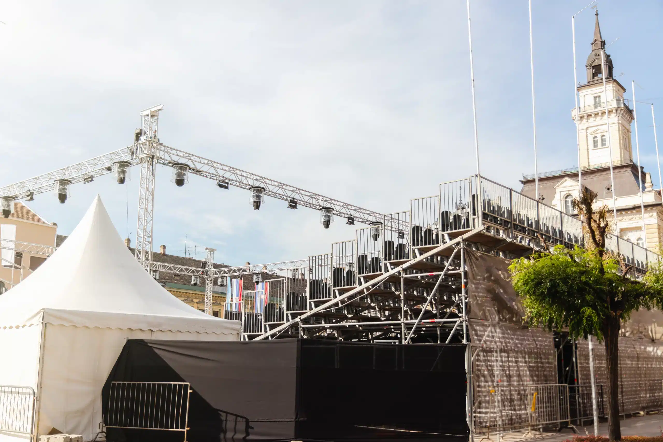 Événement avec un chapiteaux, une scène et des tribunes