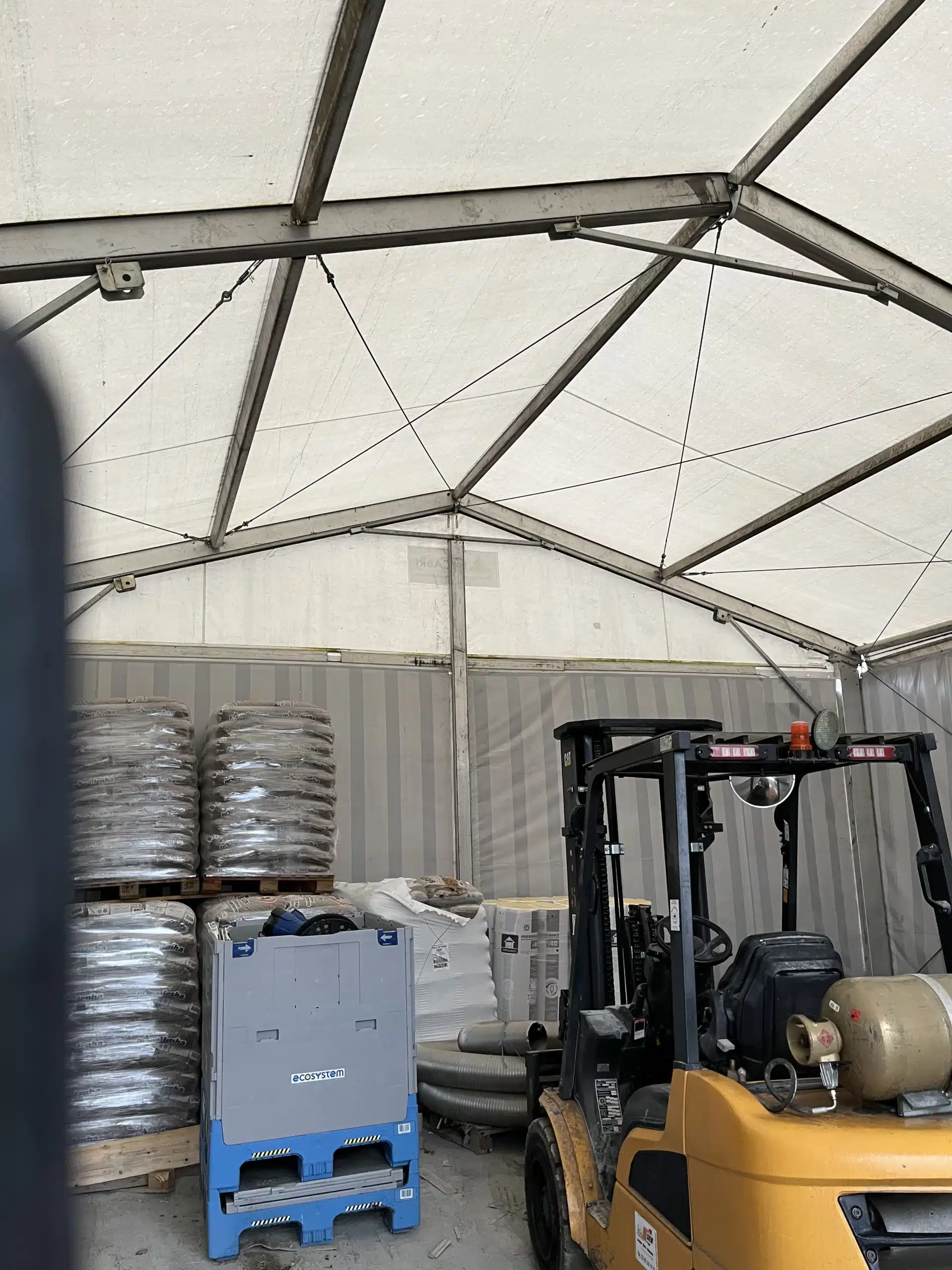 Chapiteau en location longue durée avec bardage pour du stockage