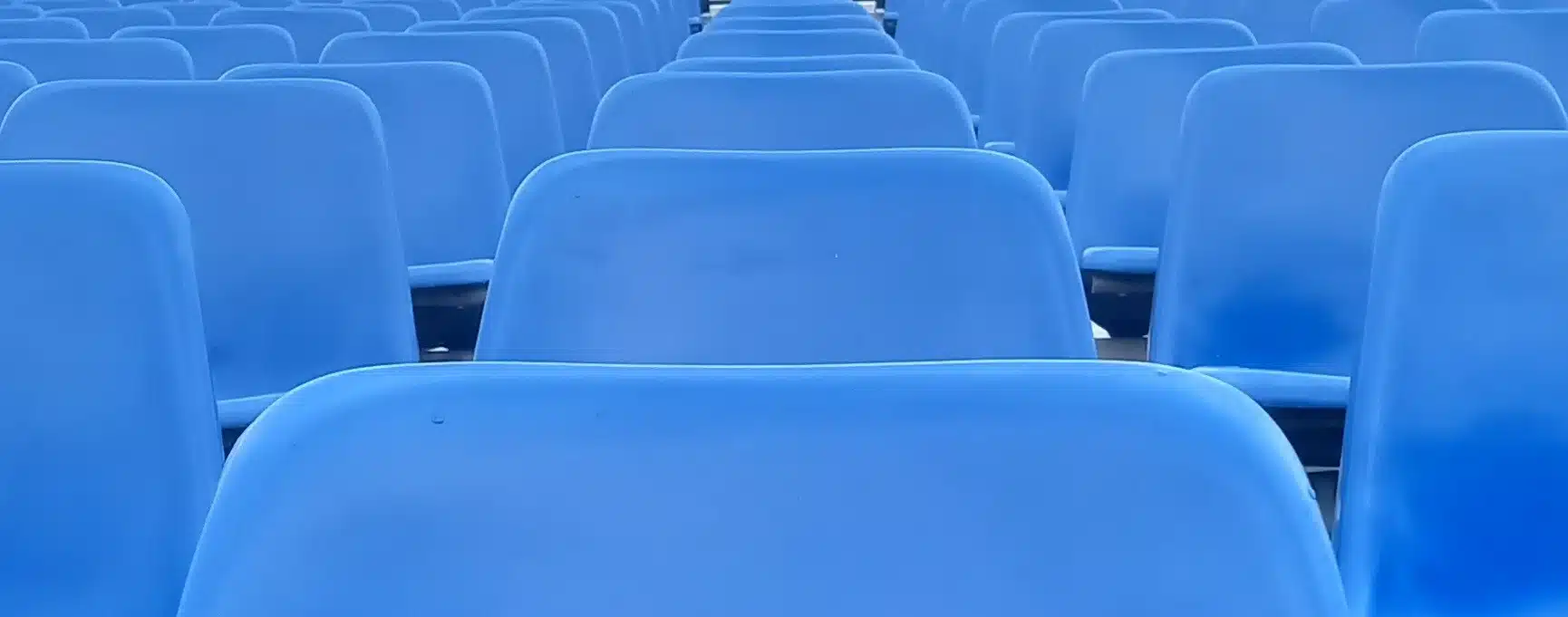 Sièges de tribune en coque plastique bleu